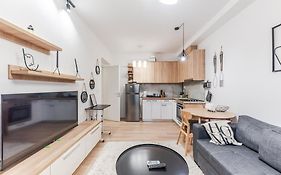 Noir Apartment By Kondo Stays