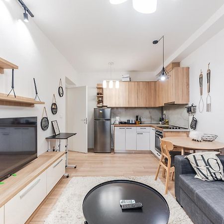 Noir Apartment By Kondo Stays Tirana Esterno foto