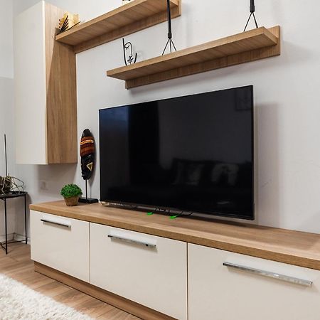 Noir Apartment By Kondo Stays Tirana Esterno foto