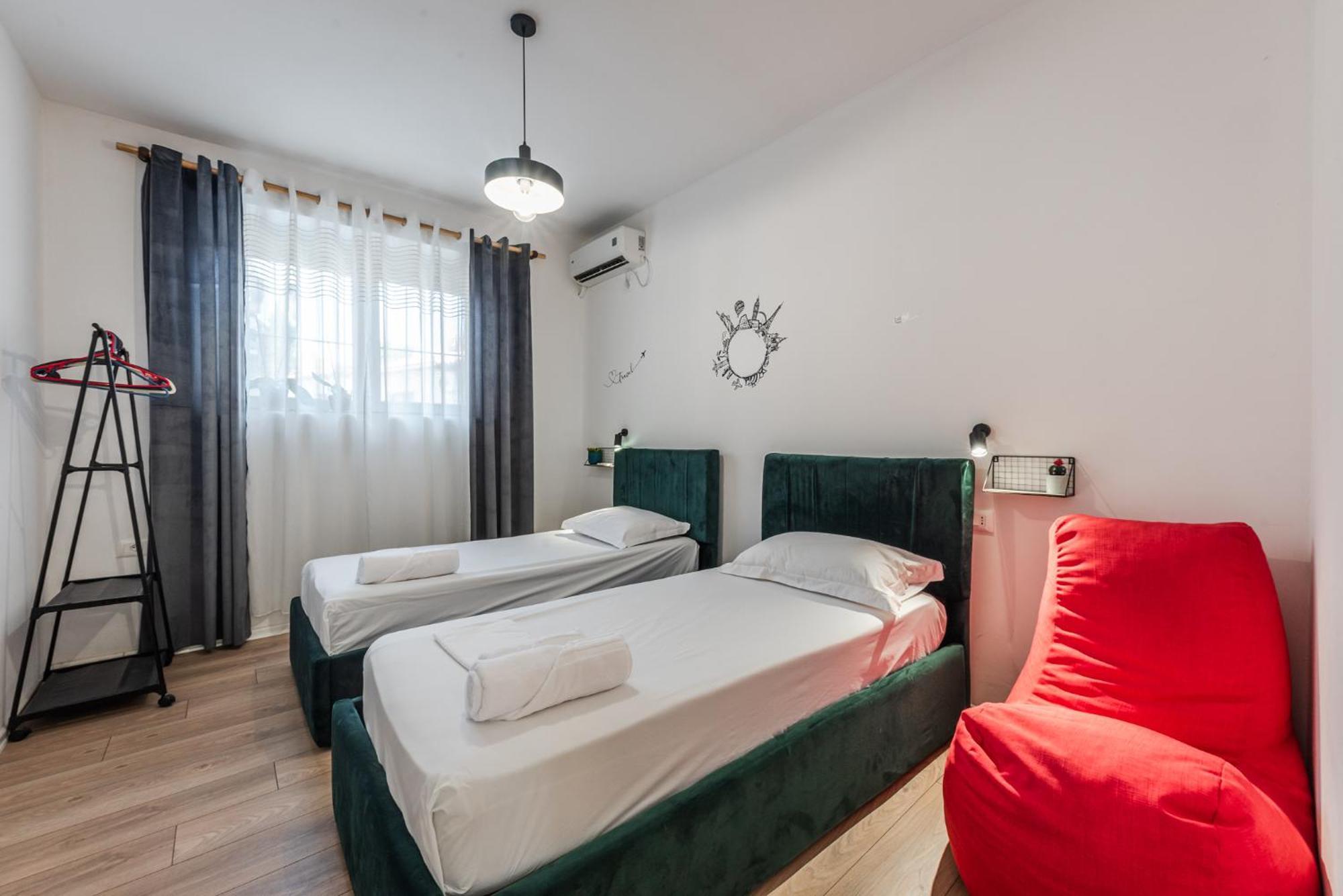 Noir Apartment By Kondo Stays Tirana Esterno foto