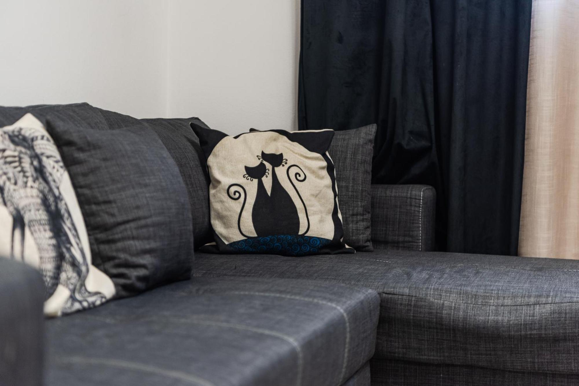 Noir Apartment By Kondo Stays Tirana Esterno foto