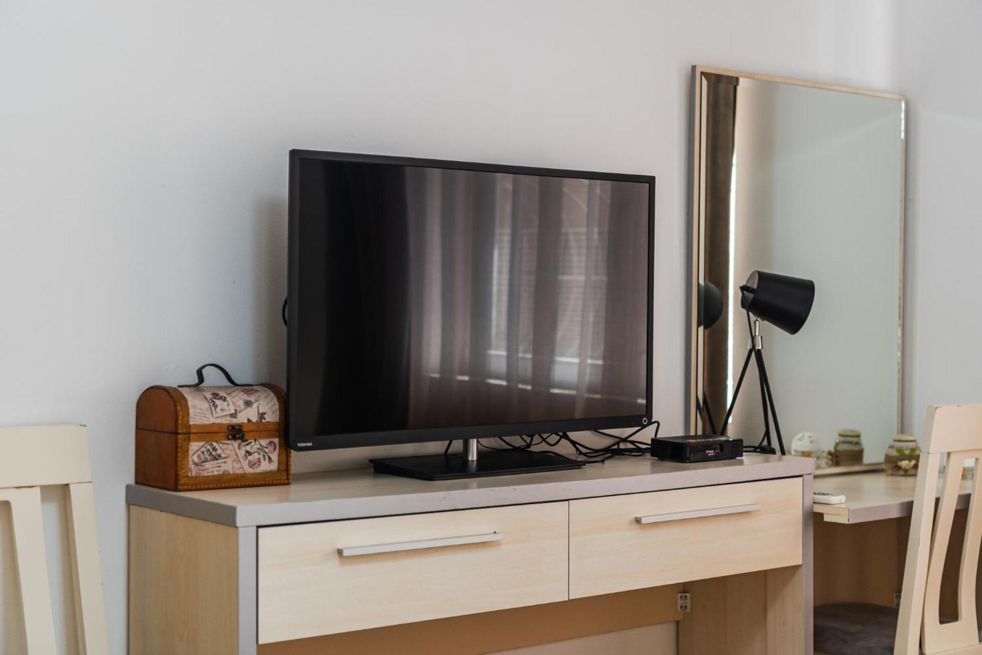 Noir Apartment By Kondo Stays Tirana Esterno foto
