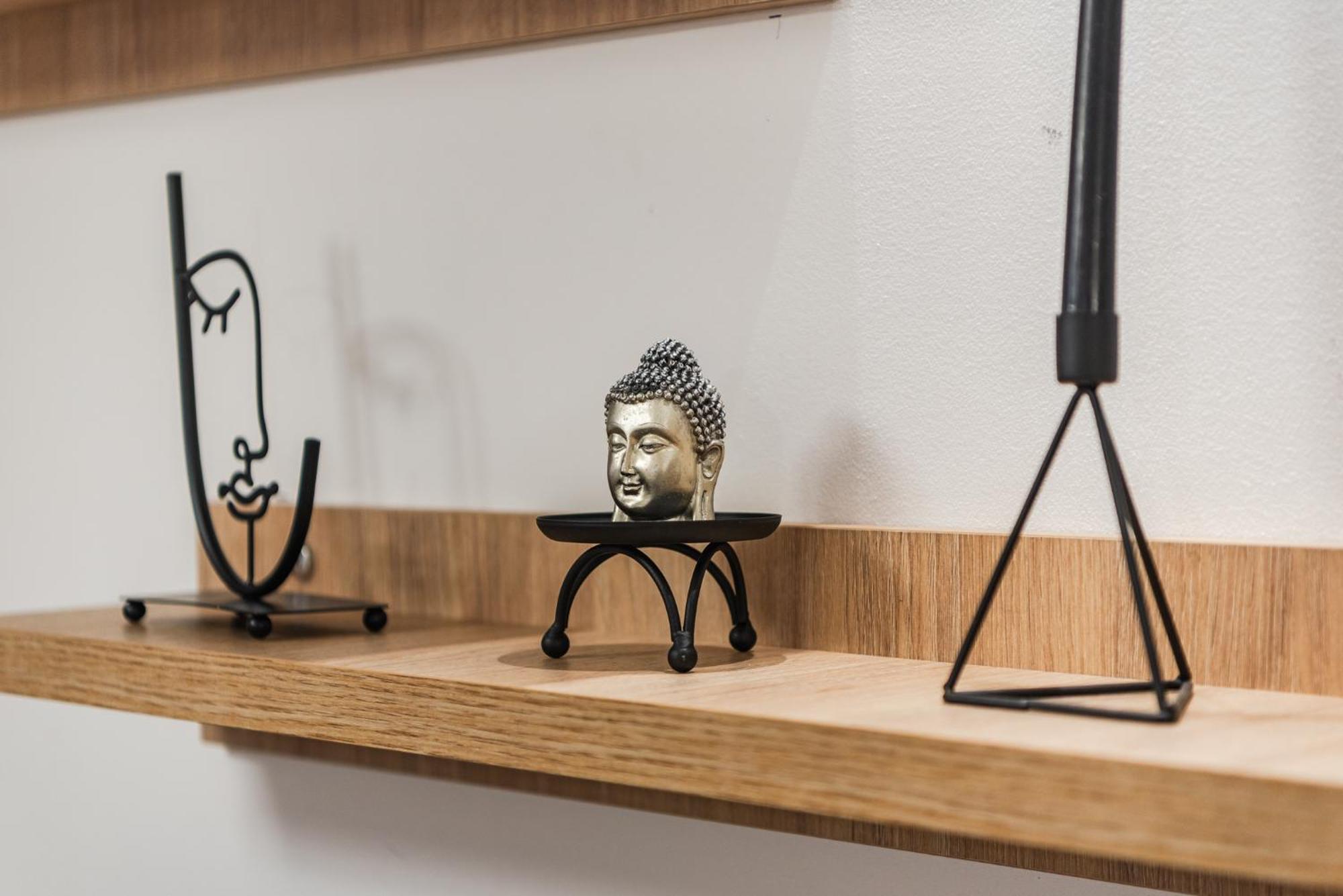 Noir Apartment By Kondo Stays Tirana Esterno foto