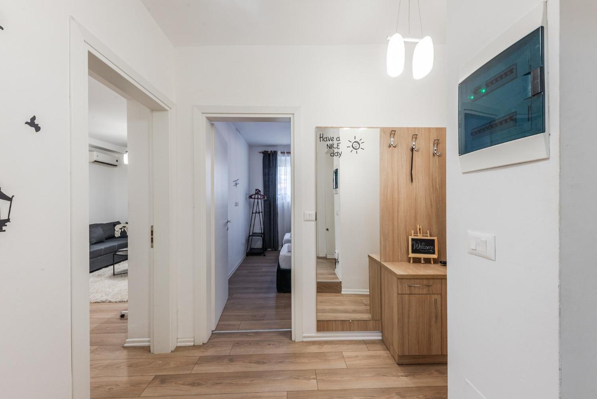 Noir Apartment By Kondo Stays Tirana Esterno foto