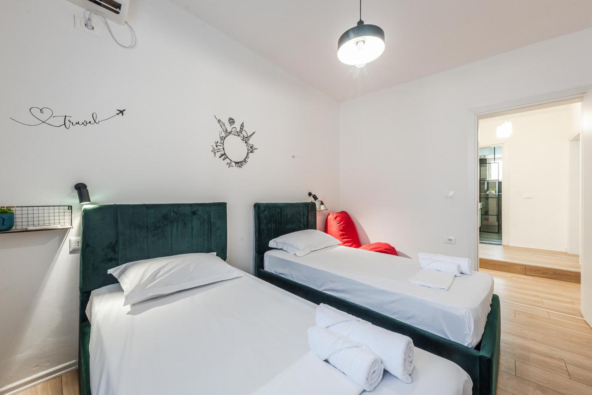 Noir Apartment By Kondo Stays Tirana Esterno foto