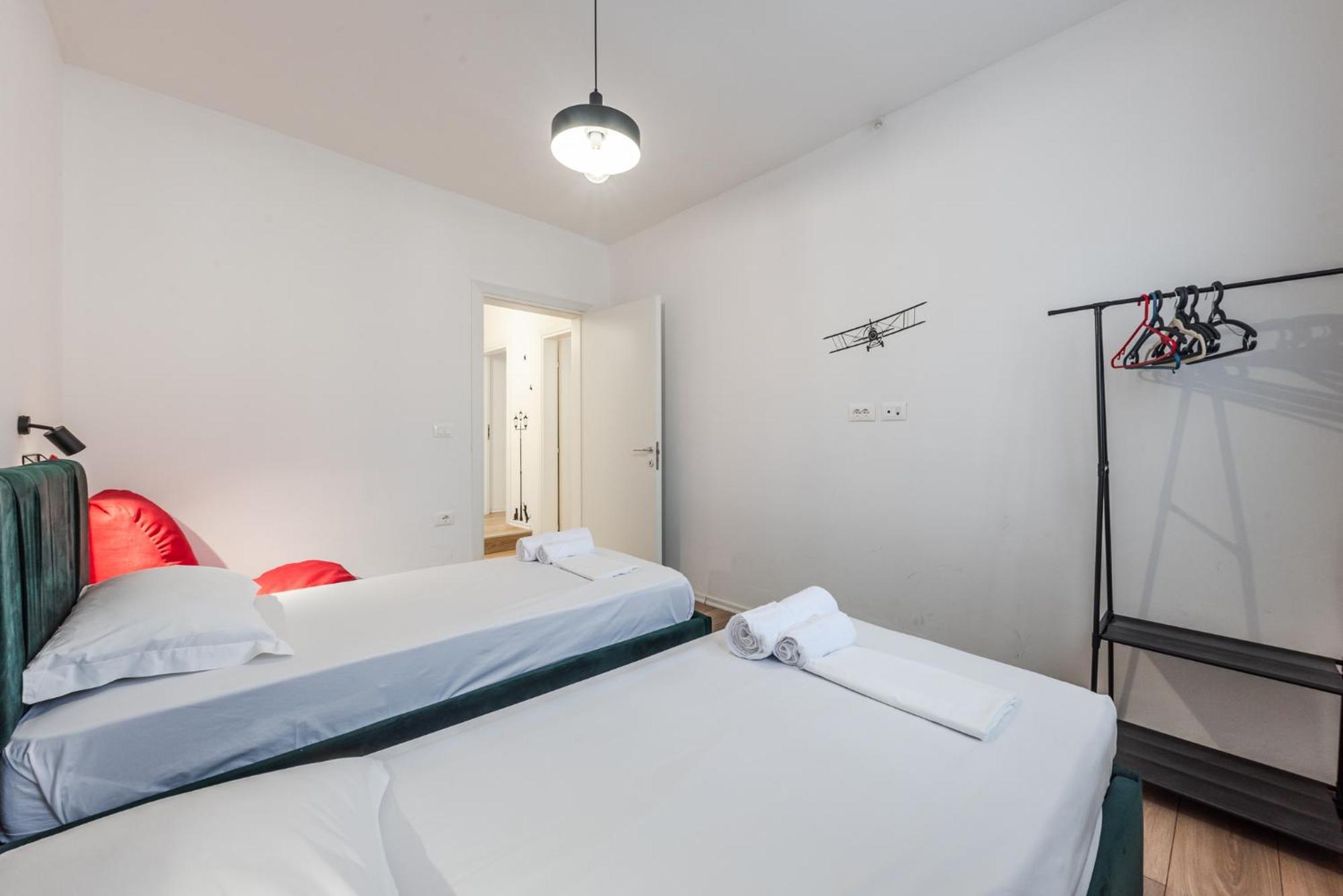 Noir Apartment By Kondo Stays Tirana Esterno foto