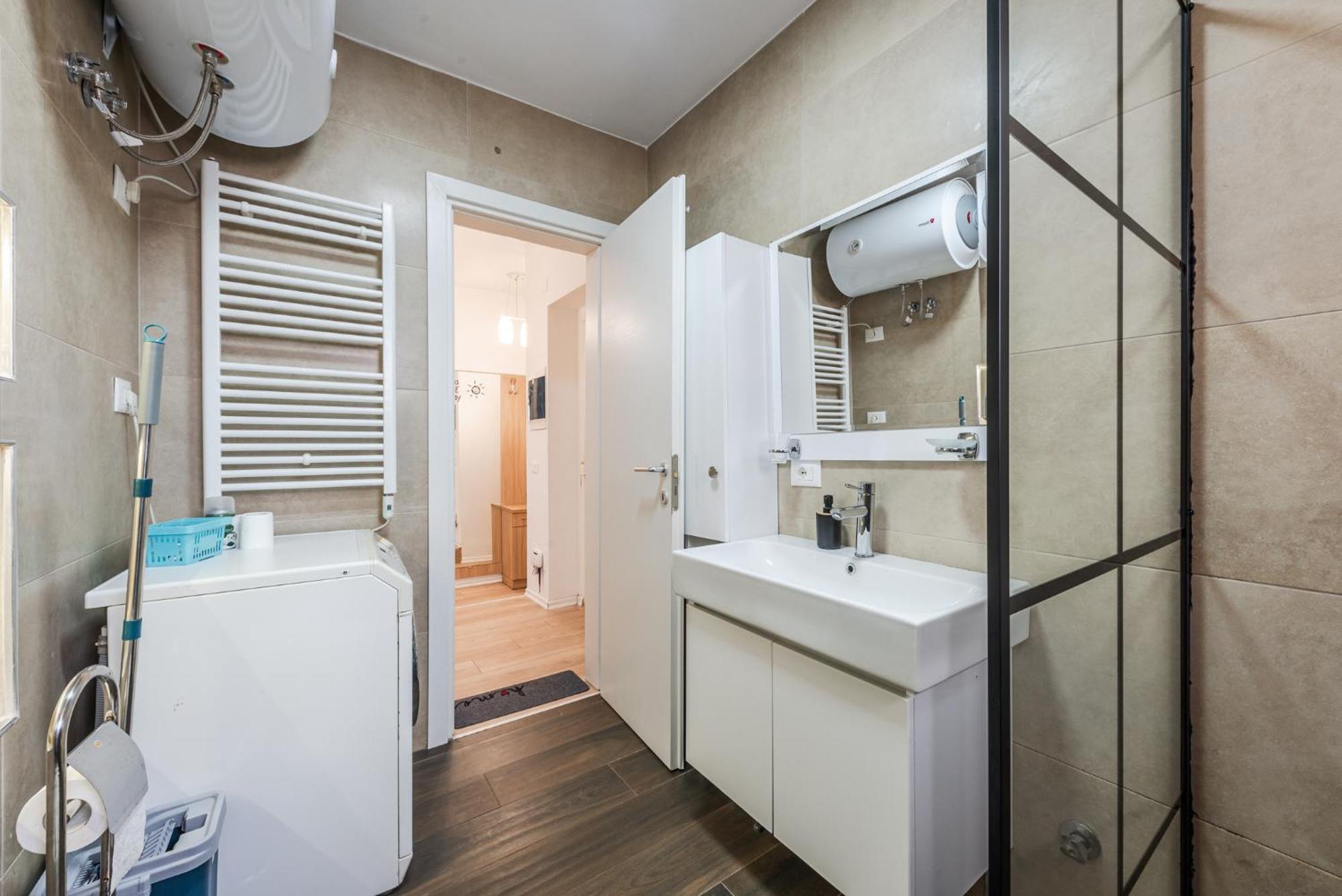 Noir Apartment By Kondo Stays Tirana Esterno foto