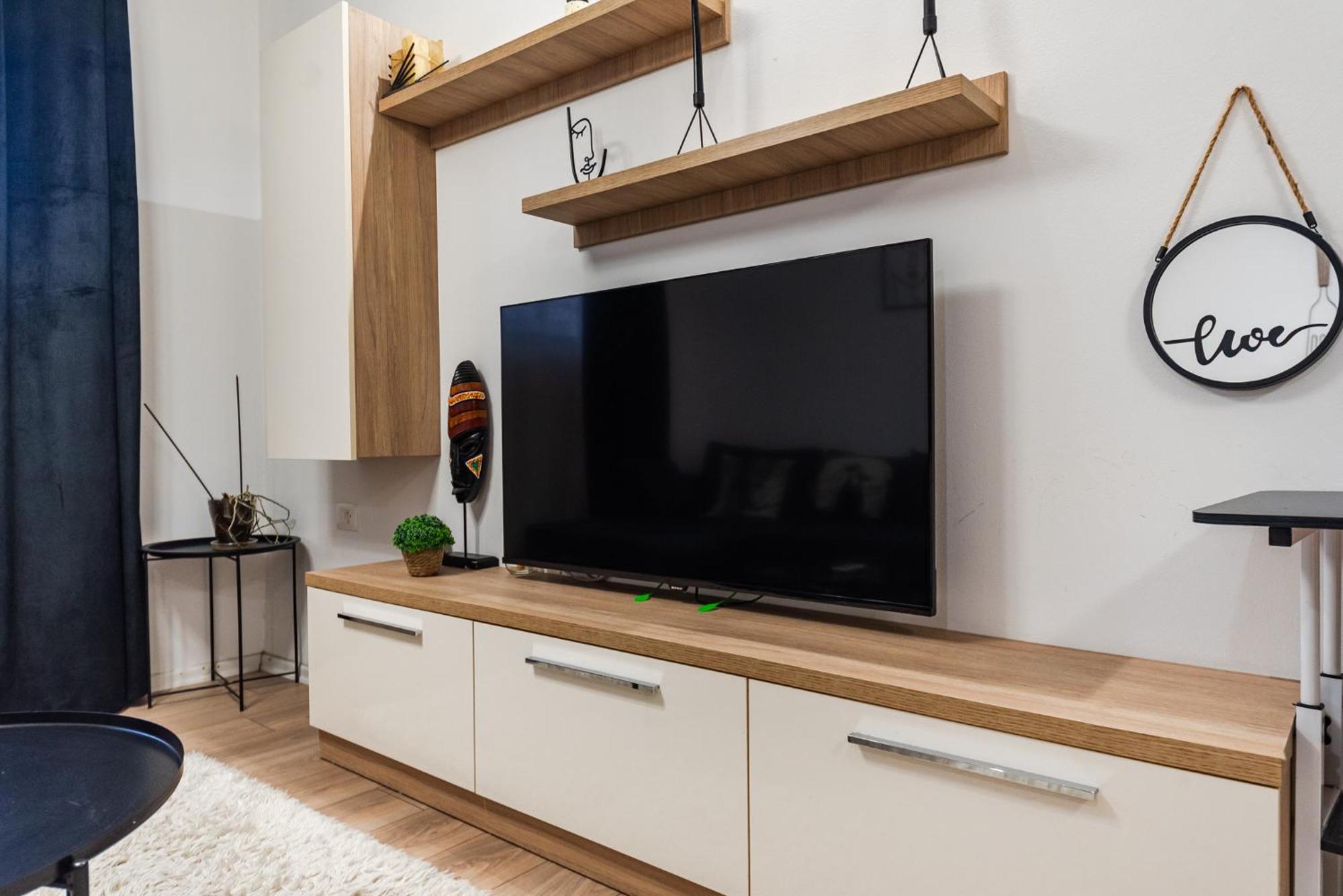 Noir Apartment By Kondo Stays Tirana Esterno foto