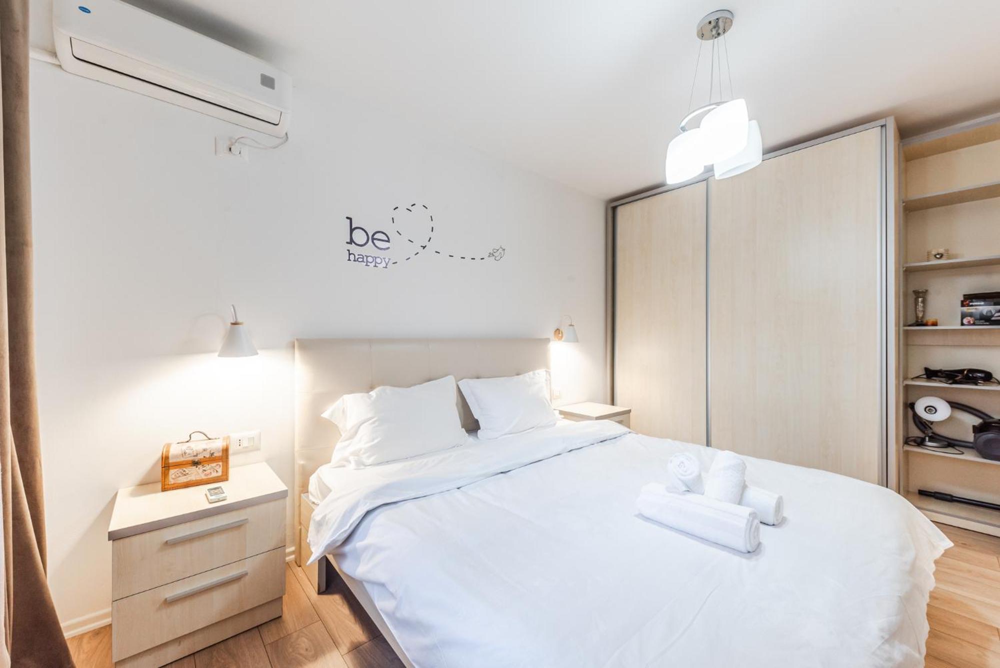 Noir Apartment By Kondo Stays Tirana Esterno foto